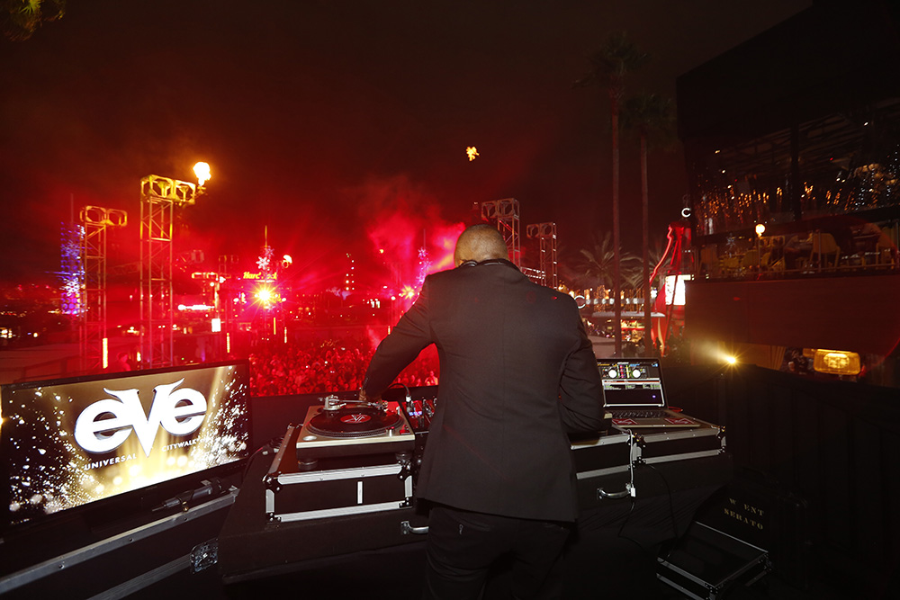 Universal revela detalhes das festas de Réveillon em Orlando 1 Advertising CityWalk CW New Years EVE party Entertainment Dancing music food Services buffet line Desserts Bar drinking champagne toast fireworks streamers dancers night time DJ