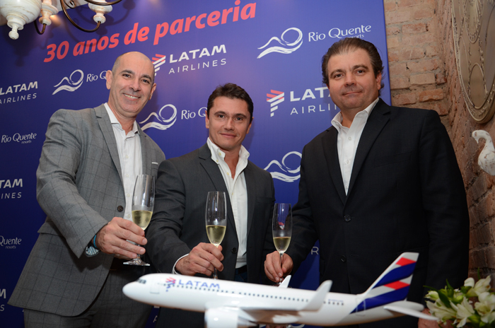 Latam e Rio Quente celebram 30 anos de parceria com mais de 1 milhão de passageiros 1 Heber Garrido, do Grupo Rio Quente, Igor Miranda, da Latam, e Clau Sganzerla, da Algar