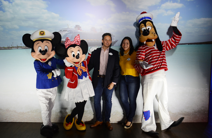Disney Cruise Line reforça atrações e roteiros no Brasil 1 Jonathan Frontado e Paula Mena Barreto Hall, da Disney, com Mickey, Minnie e Pateta