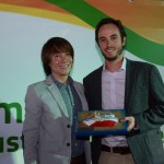 João Almeida, da World Anima Protection recebeu o prêmio das mão de Ronald Sanabria