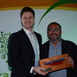 João Tasso entregou o prêmio a Ricardo Frugoli, da Universidade Anhembi Morumbi