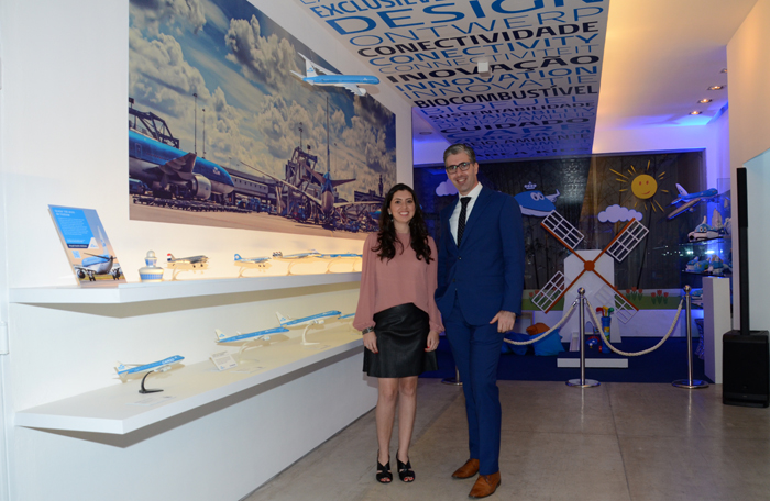 Júlia de Medeiros, gerente de Marketing do grupo no Brasil e Seth Van Straten, diretor comercial da Air France-KLM
