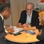 Marta Rossi e Sergio Prade, do Festuris, em reunião com Girum Abebe, da Ethiopian Airlines, no estande do M&E na FIT 2018