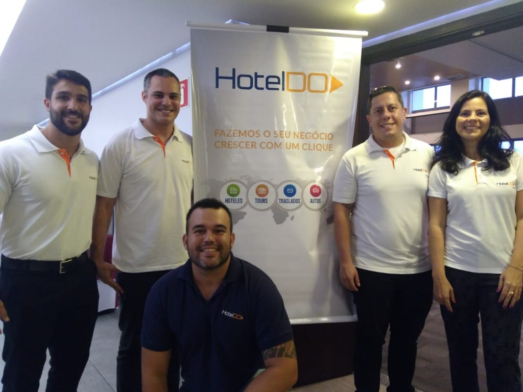 Márcio Nogueira, diretor de vendas Brasi da Hotel Do, entre Bruno Lamove, Pedro Coelho, Jeferson Rocha e Andrea Nunes