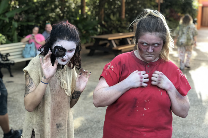 Na chegada ao parque, os atores já se apresentam como visitantes fantasmas. Foto: Igor Regis