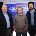 Olympio Pereira, da Viajar Barato, entre Luis Calle e Fernando Arruda, da Camar Representações