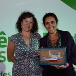 Paula Arantes, representando a Associação Garupa, Assoc. das Comunidades Indígenas e Ribeirinhas e Instituto Socioambiental, recebeu a menção honrosa de Fernada Daltro