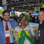 Paulo Almada, secretário de Turismo de Minas Gerais, e com Marcos Barreto, do Turismo de Belo Horizonte, com baiana do estande do M&E