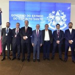 Representantes das companhias aéreas reunidos após a assinatura