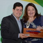 Roberto Vertemati, diretor Comercial do Beto Carrero World, o grande vencedor do prêmio de associados e recebeu o prêmio das mãos da presidente Magda Nassar