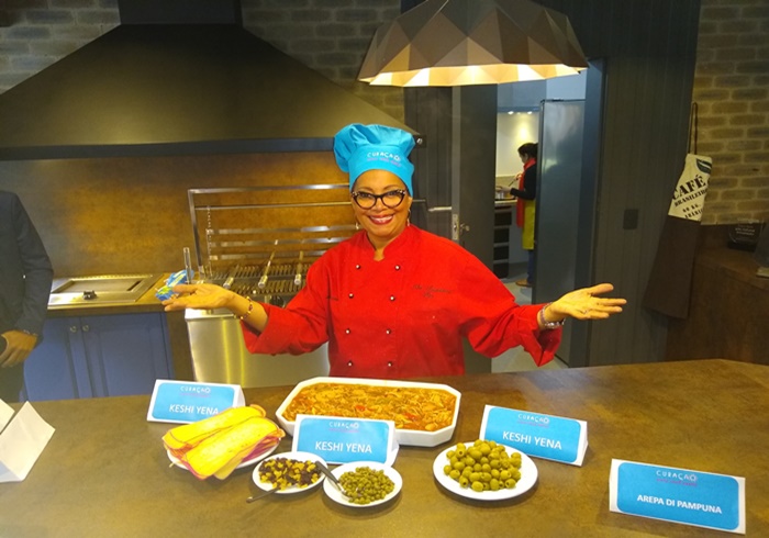 Tania Ataoellah-Henriquez, chef de cozinha natural de Curaçao, preparou a receita de Keshi Yena no evento