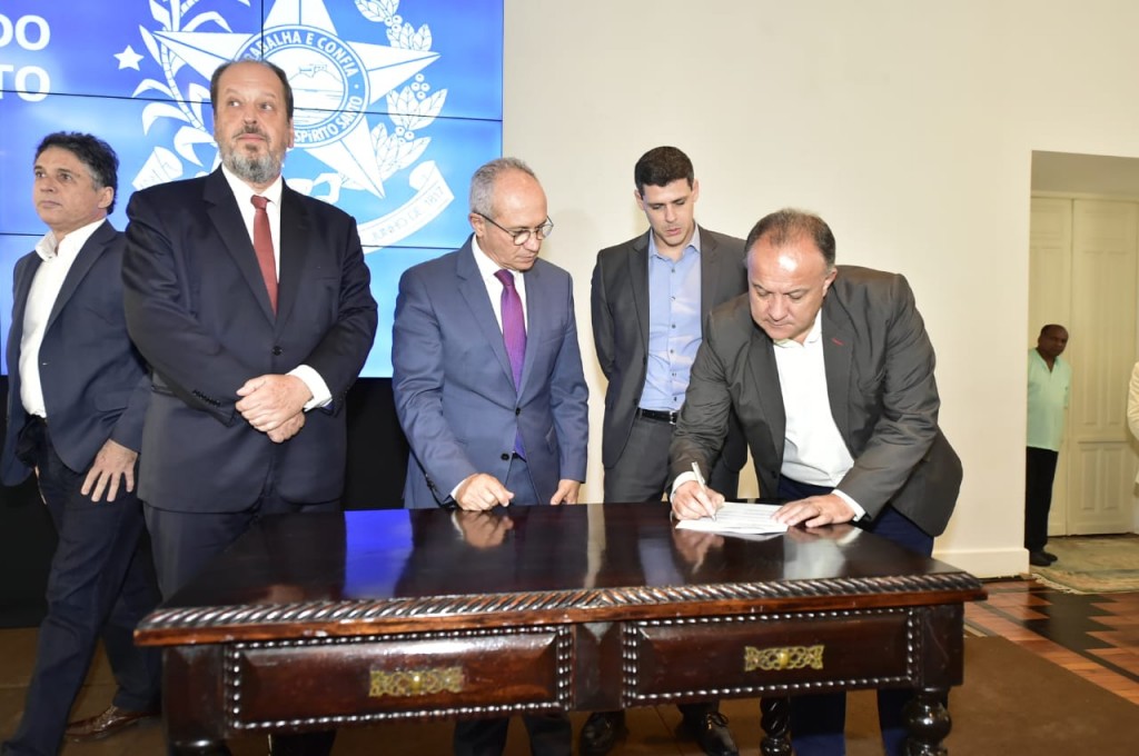 O secretário de Turismo, Paulo Renato, durante a assinatura do acordo, com Eduardo Sanovicz, presidente da Abear, e Paulo Hartung, governador do Espírito Santo