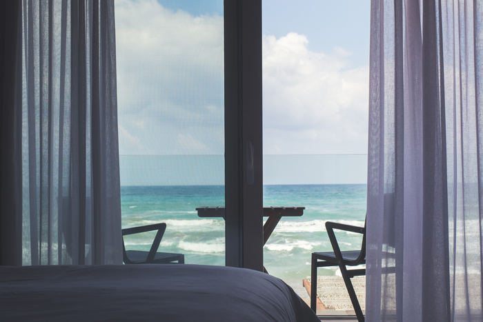 Quarto com vista pro mar é prioridade para quase metade dos brasileiros, diz pesquisa Pesquisa da Booking.com revela quais critérios o viajante brasileiro considera importantes na hora de escolher uma acomodação.