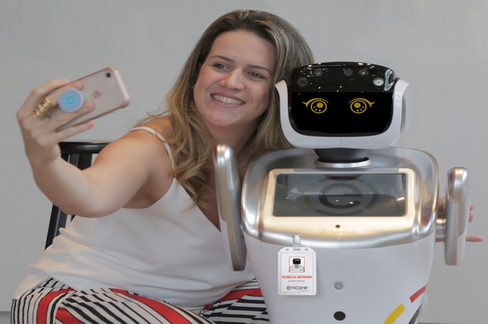 Ramada Encore Berrini se torna primeiro hotel a possuir um robô de serviço 1 Fernanda Schaper, gerente geral do Ramada Encore Berrini, junto com o robô