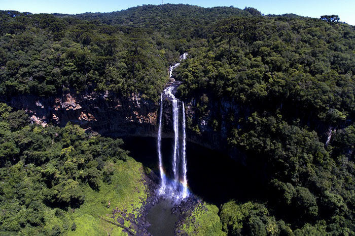 Parque Estadual do Caracol, em Canela (RS), é o ponto de partida da nova trilha de longo curso no estado, "Caminho das Araucárias", e guarda a maior cachoeira do Rio Grande do Sul, a Cascata do Caracol (foto). Crédito: Renato Soares/Banco de Imagens MTur Destinos.