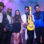 Artistas com Vika Beacham, resposável pela direção criativa do show, com Joe Esposito, vice-presidente de operações do Orlando Forum Artistas com Vika Beacham, resposável pela direção criativa do show, com Joe Esposito, vice-presidente de operações do Orlando Forum