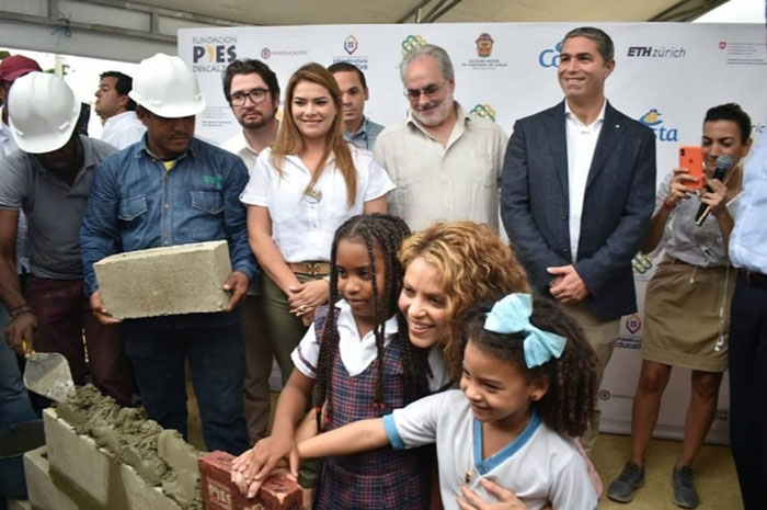 Parceria entre Shakira e Costa Cruzeiros construirá instituição educacional na Colômbia 1 Aliança entre a cantora Shakira e sua Fundação Pies Descalzos com a Costa Cruzeiros e outros parceiros vai concretizar projeto de educação para mais de 13.000 habitantes de Villas de Aranjuéz.