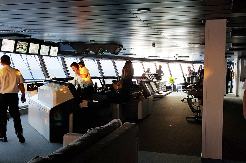 Capitão do Symphony of the Seas revela curiosidades de sua rotina a bordo 2 Cabine de comando do Symphony of the Seas