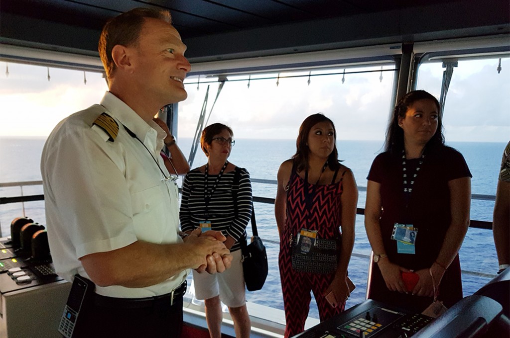 Capitão do Symphony of the Seas revela curiosidades de sua rotina a bordo 1 Capitão Hempstead recebeu imprensa na cabine de comando