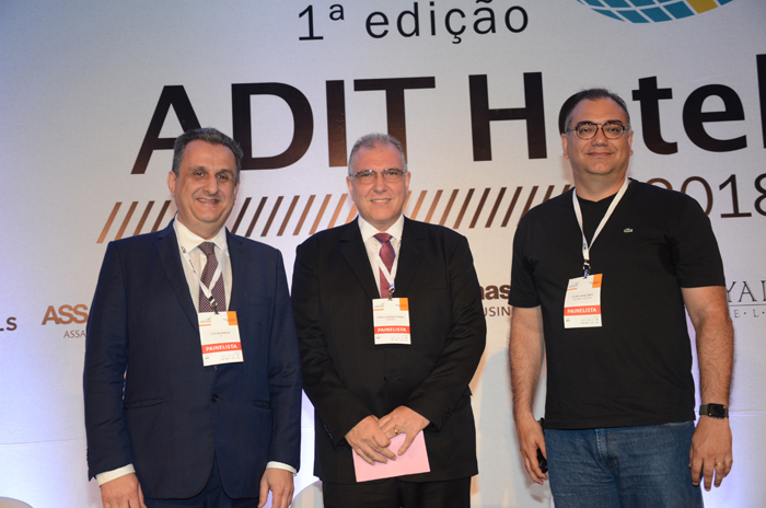 Adit Hotel 2018 reúne nomes da hotelaria e discute evolução do setor; fotos 1 Claiton Armelin, da CVC Corp, Carlos Eduardo Pereira, da Bancorbrás, e Felipe Cavalcante, presidente da Adit Brasil