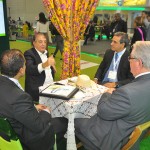 Claudio Junior e Breno Mesquita, da JPA Travel Market, em reunião com Roy Taylor, do M&E, e Arialdo Pinho, secretário de Turismo do Ceará