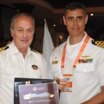 Comandante Francesco Veniero entrega a placa à Andre Luiz, da Capitania dos Portos