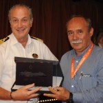 Comandante Francesco Veniero entrega a placa à Eliseu de Souza, da Polícia Federal