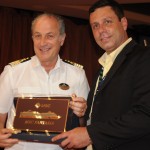 Comandante Francesco Veniero entrega placa à Alexandre Gomes, do Pier Mauá