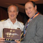 Comandante Francesco Veniero entrega placa à Gustavo Martins, da Conapra