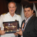Comandante Francesco Veniero entrega placa à Ricardo de Carvalho, da Praticagem do RJ