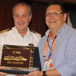Comandante Francesco Veniero entrega placa à Roque Pizarro, das Docas do RJ