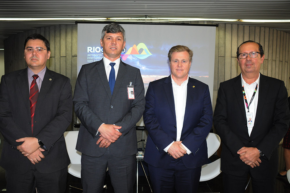 Cristian Reis, da Anac, Valter Casimiro, Ministro dos Transportes, Holger Paulmann, CEO da SKY, e Luiz Rocha, presidente do RIOgaleão
