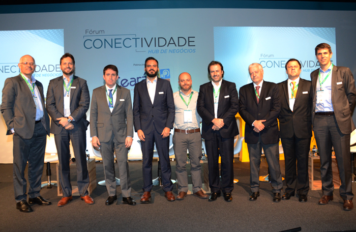 Conectividade: companhias aéreas debatem fatores importantes na criação de novas rotas 1 Participantes do primeiro painel que discutiu discutiu a necessidade de uma parceria entre governo, aeroportos e cia áreas para gerar incentivos e com isso, a criação de novas rotas.