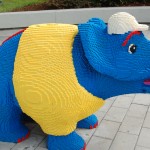 Esculturas feitas em lego estão por todo o parque Esculturas feitas em lego estão por todo o parque