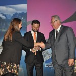 Fabricio Jeronimo, da Gol/KLM, recebe o WTM Global Awards 2018 junto com Roy Taylor, presidente do M&E