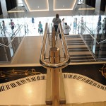 Famosa escada piano que toca quando alguém pisa em seus degraus