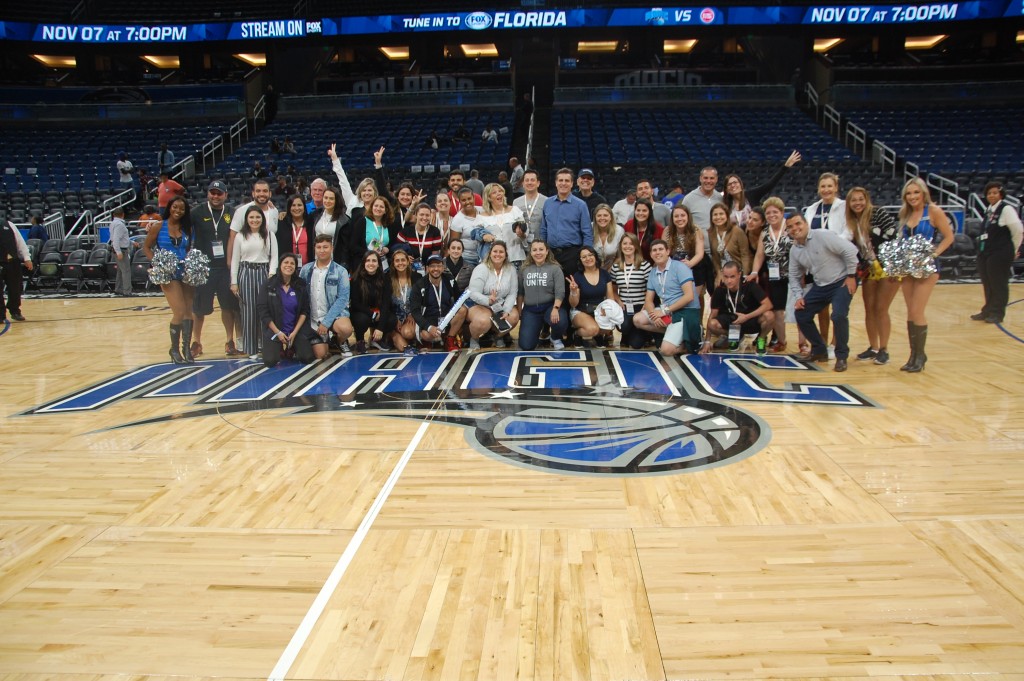 Orlando Magic: brasileiros lideram a lista de visitantes estrangeiros; veja fotos Grupo de brasileiros do Super Fam reunido na quadra do Amway Center