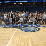 Grupo de brasileiros do Super Fam reunido na quadra do Amway Center Grupo de brasileiros do Super Fam reunido na quadra do Amway Center