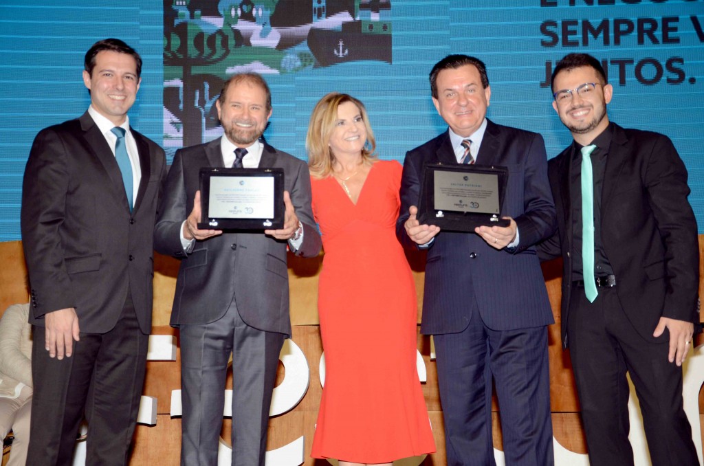 Festuris: CVC recebe homenagem pelos 30 anos de operações em Gramado 1 uilherme Paulus e Valter Patriani receberam a homenagem de Eduardo Zorzanello, Marta e Marcus Rossi