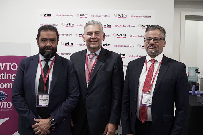 Jaime Alberto Cabal Sanclemente, da OMT, com Totó Parente e Bob Santos