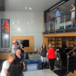 Luxo da Royal Loft que conta com sala de estar, mesa de jantar e varanda espaçosa