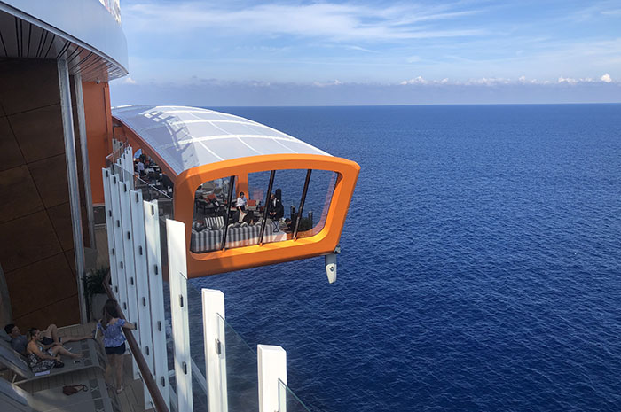 Magic Carpet parado no deck 14 do Celebrity Edge