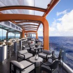 Magic Carpet, área de maior destaque do Celebrity Edge, localizada em uma plataforma que vai do topo do navio aos decks mais baixos, a poucos metros do mar