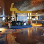 Ocean Bar reúne convidados para uma música ao vivo durante a noite Ocean Bar reúne convidados para uma música ao vivo durante a noite