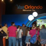 Participantes do Super Fam conhecem o Centro de Visitantes de Orlando