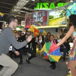 Passistas de frevo no estande da Embratur levaram o público da WTM para dançar