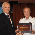 Paulo Senise, presidente da Turisrio, homenageou a MSC ao entregar uma placa ao comandante Francesco Veniero