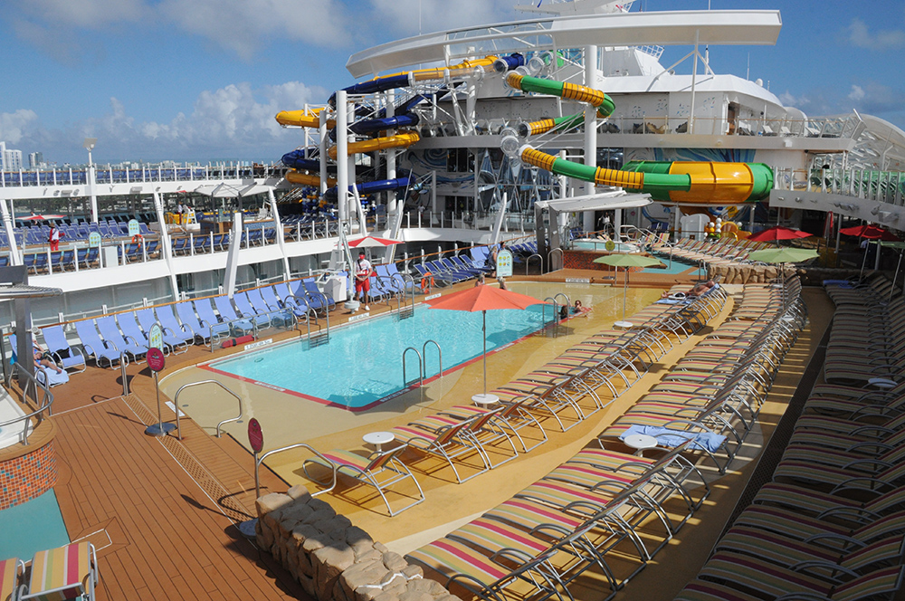 Symphony of The Seas chega a Miami para iniciar temporada inaugural; veja fotos 1 Piscinas e tobogãs no deck 15 do Symphony