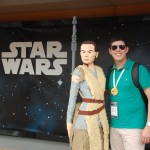 Ralyson Soares, da Aerotur, posando na área do Legoland com personagens do Star Wars