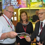 Ray Taylor, CEO do M&E entrega a edição especial da WTM Londres ao embaixador Fred Arruda